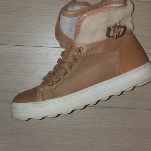 Sneakers boots size 6 camel color very warm